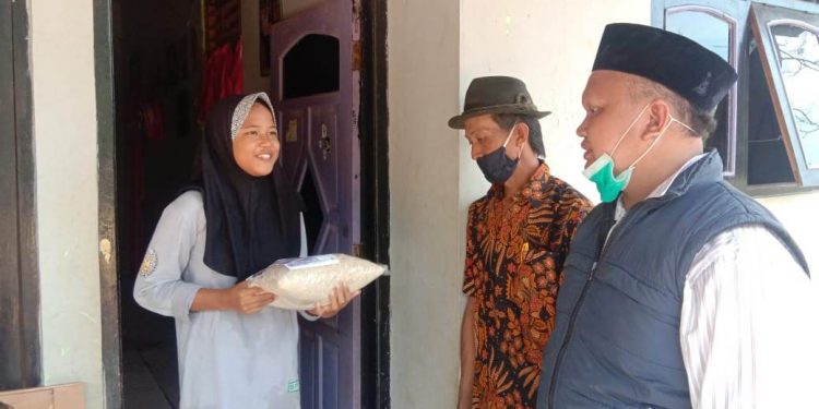 Bantu Sesama, STI Salurkan Sedekah Tani