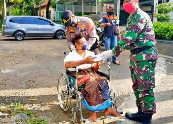 Buka Dapur Umum, Polsek Sedong Bersama Koramil Sindanglaut Bagikan 800 Paket Nasi Kotak Dan Masker