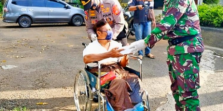 Buka Dapur Umum, Polsek Sedong Bersama Koramil Sindanglaut Bagikan 800 Paket Nasi Kotak Dan Masker
