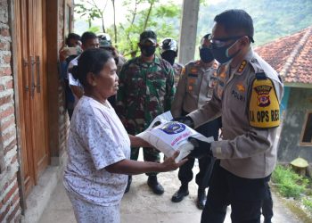 Kapolresta Cirebon Kembali Salurkan Ratusan Paket Sembako ke Desa Cipanas.