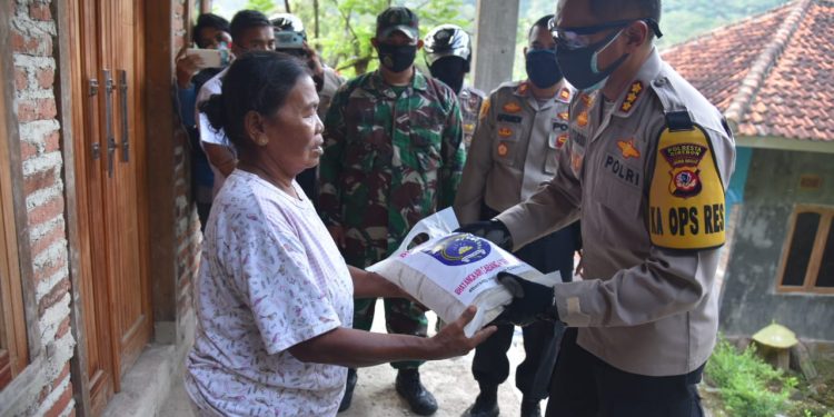 Kapolresta Cirebon Kembali Salurkan Ratusan Paket Sembako ke Desa Cipanas.