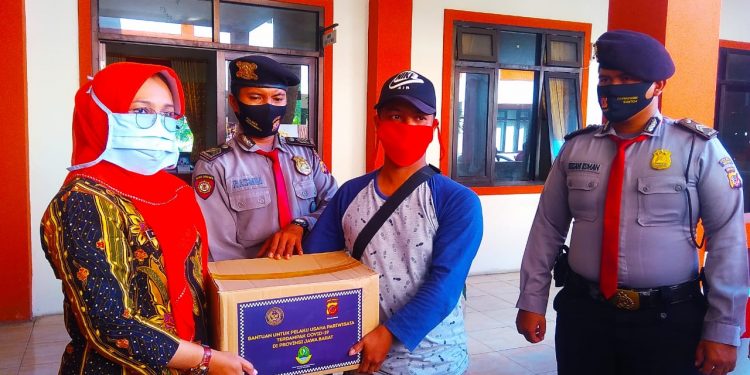 Pelaku Usaha Pariwisata Terdampak Covid-19 Terima Bantuan