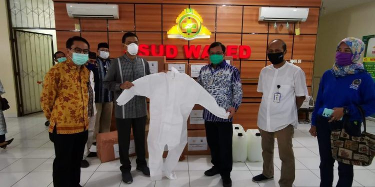 Anggota DPR RI Herman Khaeron Fraksi Parta Demokrat Turun Langsung Bagikan Bantuan Terdampak Covid-19