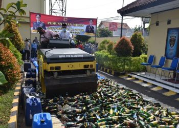 Jelang Hari Raya Idul Fitri 1441  H, Polresta Cirebon Musnahkan Belasan Ribu Miras