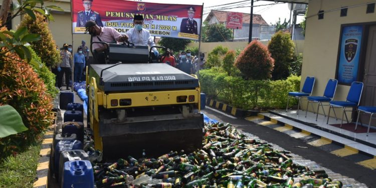 Jelang Hari Raya Idul Fitri 1441 H, Polresta Cirebon Musnahkan Belasan Ribu Miras