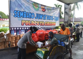 Kembali, Polresta Cirebon Bagikan Sembako Jumat Drive Thru