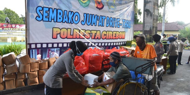 Kembali, Polresta Cirebon Bagikan Sembako Jumat Drive Thru