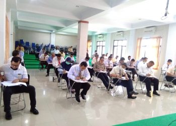 KOMPETENSI BIDANG – 43 peserta seleki terbuka Jabatan Pimpinan Tinggi Pratama di Lingkungan Pemkab Indramayu mengikuti seleksi kompetensi bidang. Tampak para peserta seleksi terbuka serius mengikuti seleksi kompetensi bidang metoda tertulis. pelitanews/saprorudin