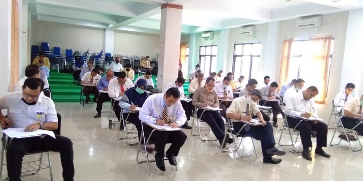 KOMPETENSI BIDANG – 43 peserta seleki terbuka Jabatan Pimpinan Tinggi Pratama di Lingkungan Pemkab Indramayu mengikuti seleksi kompetensi bidang. Tampak para peserta seleksi terbuka serius mengikuti seleksi kompetensi bidang metoda tertulis. pelitanews/saprorudin