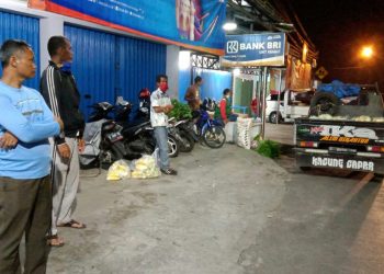 Demi Kepentingan Bersama Untuk Mencegah Penyebaran Virus Corona, Kuwu Desa  Dukupuntang Rutin Monitoring Pasar Kramat Desa Dukupuntang