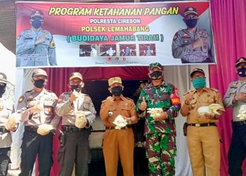 Di Tengah Giatkan Program Ketahanan Pangan, Polsek Lemahabang Panen Jamur Tiram
