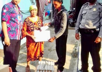 185 KK di Desa Curug Wetan Terima Paket Sembako Bantuan Provinsi Jawa Barat