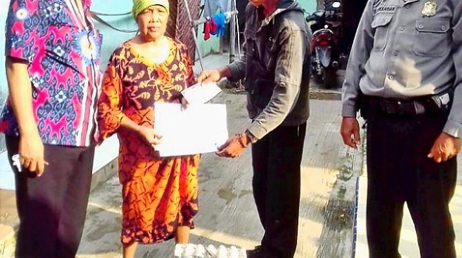 185 KK di Desa Curug Wetan Terima Paket Sembako Bantuan Provinsi Jawa Barat
