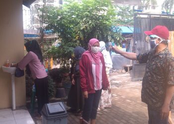 PENGAMBILAN UANG TABUNGAN SISWA DAN PEMBAGIAN RAPORT DI SDN 1 ARJAWINANGUN TETAP LAKSANAKAN PROTOKOL KESEHATAN