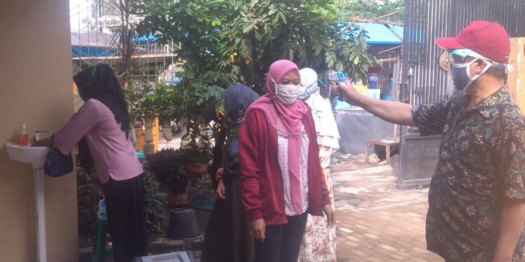 PENGAMBILAN UANG TABUNGAN SISWA DAN PEMBAGIAN RAPORT DI SDN 1 ARJAWINANGUN TETAP LAKSANAKAN PROTOKOL KESEHATAN