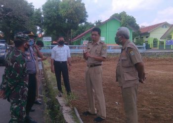 FORKOPIMCAM SUMBER LAKUKAN MONITORING REVITALISASI LAPANGAN SEPAK BOLA KELURAHAN BABAKAN
