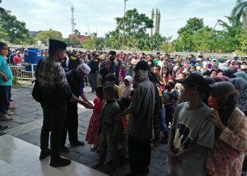 JUMAT BERKAH – Ratusan kaum dhuafa menyemut dipelataran Masjid Agung Indramayu. Mereka menunggu uluran tangan “Jumat berkah” dari mantan Bupati Indrmayu dua periode pak Yance. Tampak, perwakilan pak Yance dibantu keamanan masjid membagikan sedekah Jumat berkah kepada kaum dhuafa. pelitanews/saprorudin