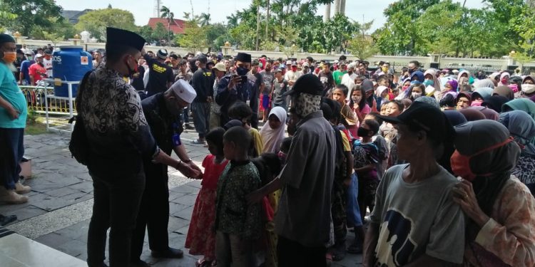 JUMAT BERKAH – Ratusan kaum dhuafa menyemut dipelataran Masjid Agung Indramayu. Mereka menunggu uluran tangan “Jumat berkah” dari mantan Bupati Indrmayu dua periode pak Yance. Tampak, perwakilan pak Yance dibantu keamanan masjid membagikan sedekah Jumat berkah kepada kaum dhuafa. pelitanews/saprorudin