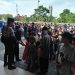JUMAT BERKAH – Ratusan kaum dhuafa menyemut dipelataran Masjid Agung Indramayu. Mereka menunggu uluran tangan “Jumat berkah” dari mantan Bupati Indrmayu dua periode pak Yance. Tampak, perwakilan pak Yance dibantu keamanan masjid membagikan sedekah Jumat berkah kepada kaum dhuafa. pelitanews/saprorudin