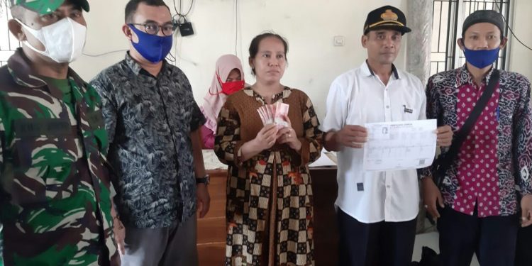 Kuwu Desa Lungbenda Pantau Dan Awasi Penyaluran BLT Dana Desa