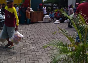 Masyarakat Terdampak COVID-19 di Kecamatan Gabuswetan Terima Bansoskab  2