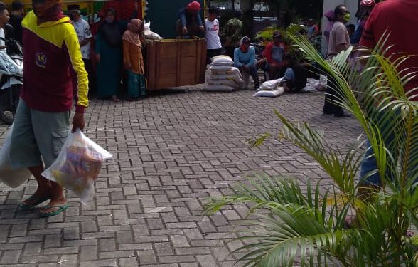 Masyarakat Terdampak COVID-19 di Kecamatan Gabuswetan Terima Bansoskab  2