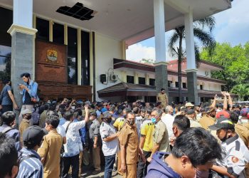 Kuwu Se-Kabupaten Cirebon Bersama Perangkat Desa Dan Tenaga Puskesos Kepung Kantor DPRD Kabupaten Cirebon