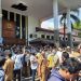 Kuwu Se-Kabupaten Cirebon Bersama Perangkat Desa Dan Tenaga Puskesos Kepung Kantor DPRD Kabupaten Cirebon