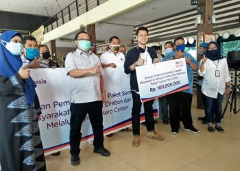 BANTUAN SEMBAKO – Usai mensosialisasikan empat pilar kebangsaan dengan tokoh masyarakat Indramayu, Anggota DPR RI, dapil Jabar VIII, DR. Ir. E. Herman Khaeron, M.Si melalui yayasan Hero Center menyerahkan sembako bantuan BUMN Peduli kepada masyarakat Indramayu. pelitanews/saprorudin