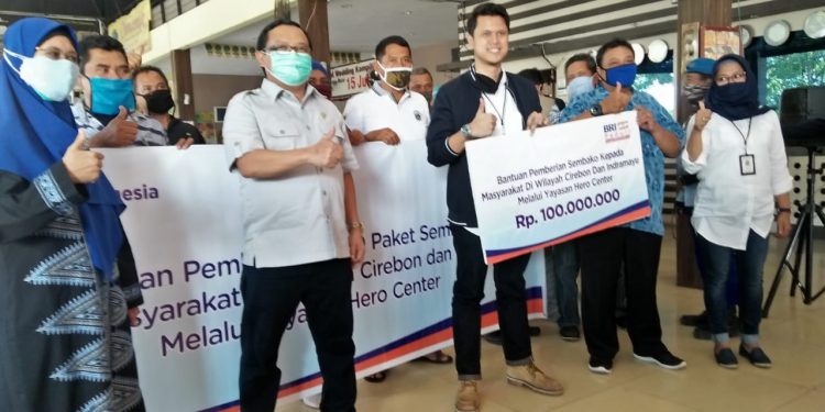 BANTUAN SEMBAKO – Usai mensosialisasikan empat pilar kebangsaan dengan tokoh masyarakat Indramayu, Anggota DPR RI, dapil Jabar VIII, DR. Ir. E. Herman Khaeron, M.Si melalui yayasan Hero Center menyerahkan sembako bantuan BUMN Peduli kepada masyarakat Indramayu. pelitanews/saprorudin