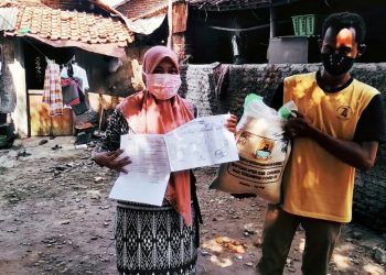 Puskesos Dan Karang Taruna Paksi Sakti Desa Weru Kidul Kawal Penyaluran Bantuan Bupati