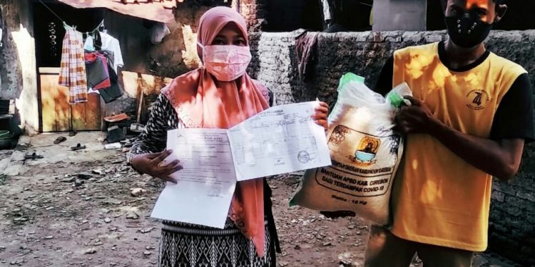 Puskesos Dan Karang Taruna Paksi Sakti Desa Weru Kidul Kawal Penyaluran Bantuan Bupati