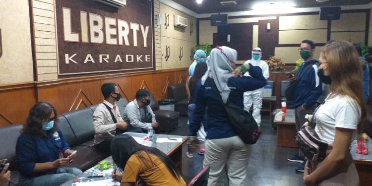 Menjelang Pembukaan Tempat Hiburan Malam Ratusan Pemandu Lagu Lakukan Tes Swab Massal