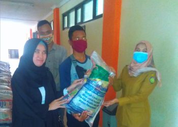 Disnaker Indramayu Distribusikan Paket Bantuan Sembako dari Pemprov Jabar