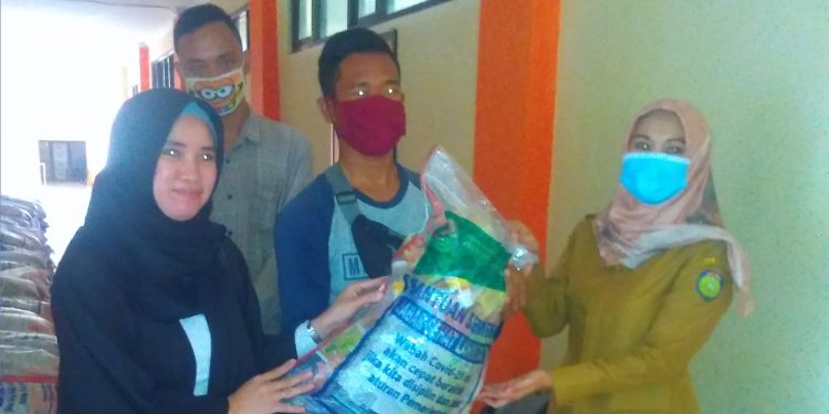 Disnaker Indramayu Distribusikan Paket Bantuan Sembako dari Pemprov Jabar