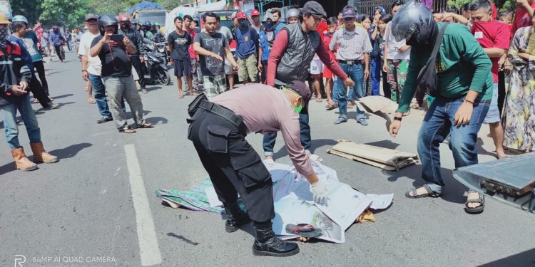 Di Lindas Dumtruk, Pemotor Wanita Lanjut Usia Meninggal Dunia Di TKP Jalan Raya Mertapada