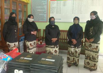 Mengenakan Busana Tradisional Daerah, Salah Satu Upaya Melestarikan, Menanamkan Jiwa Cinta Akan Busana Tradisionalnya