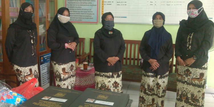 Mengenakan Busana Tradisional Daerah, Salah Satu Upaya Melestarikan, Menanamkan Jiwa Cinta Akan Busana Tradisionalnya