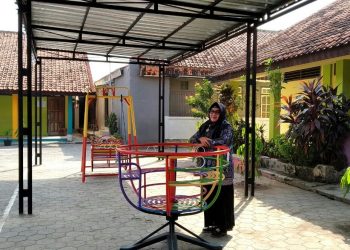 TEROBOSAN BARU SARANA BERMAIN ANAK ALA SDN 3 ARJAWINANGUN