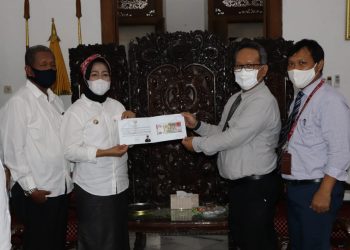 Bupati Brebes, Orang Pertama Memiliki Uang Pecahan Rp 75 Ribu  di Brebes