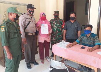 Kuwu Dan Perangkat Desa Cisaat Kawal Penyaluran BST Kemensos Langsung Dua Tahap