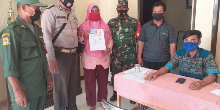 Kuwu Dan Perangkat Desa Cisaat Kawal Penyaluran BST Kemensos Langsung Dua Tahap
