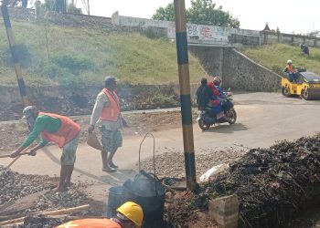 Pemeliharaan Periodik Jalan Ruas Lemahabang – Leuwidinding Tengah di Gelar