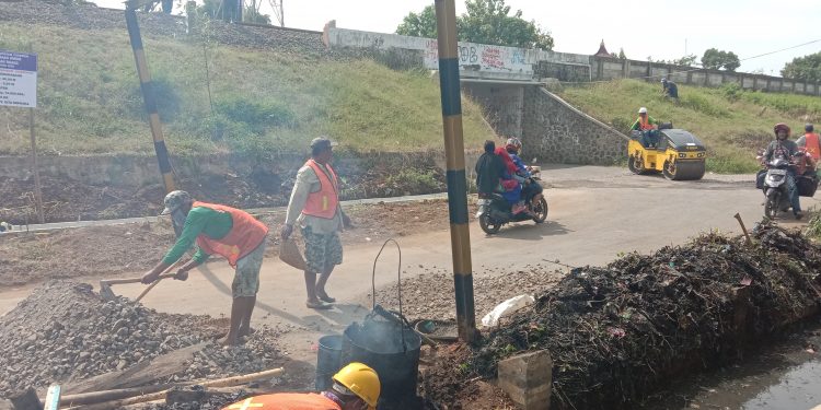Pemeliharaan Periodik Jalan Ruas Lemahabang – Leuwidinding Tengah di Gelar