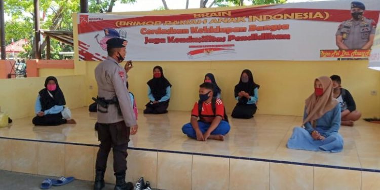 Satbrimob Polda Jabar Sosialisasikan Penerapan Protokol Kesehatan Dan Sediakan Wifi Gratis Bantu Siswa Belajar Online