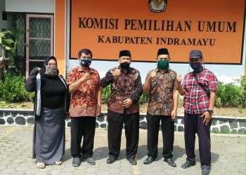 SILATURAHMI PPKIB – PPKIB bersilaturahmi ke KPU Indramayu. Mereka awalnya akan mendaftarkan balon bupati dari jalur perseorangan. Tampak, jajaran pengurus PPKIB foto bersama dengan Komisioner KPU, Pitrahari di depan kantor KPU setempat.pelitanews/saprorudin
