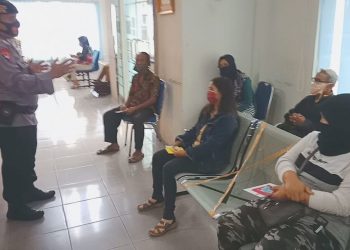 Bakti Satbrimob Polda Jabar Untuk Masyarakat, Sosialisasikan Pencegahan Covid-19 Dan Lakukan Penyemprotan Disinfektan
