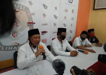 Berjalan Kaki Pasangan Balon Perseorangan Daftar ke KPU Indramayu