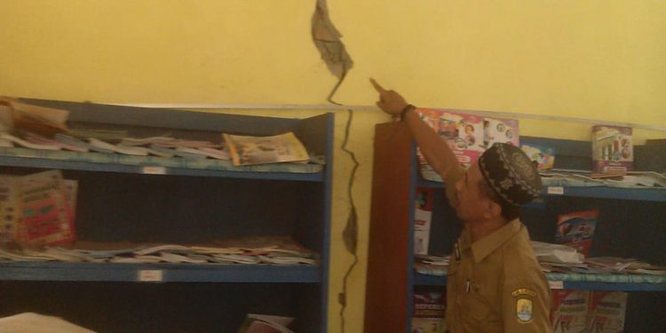 KONDISINYA MEMPRIHATINKAN, GEDUNG PERPUSTAKAAN SDN 6 ARJAWINANGUN BUTUH PERHATIAN DISDIK KABUPATEN CIREBON