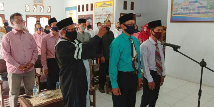 CAMAT MERESMIKAN ANGGOTA BPD PAW DESA SINDANGJAWA